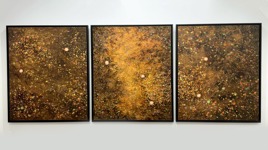 Read more about the article Kate Oh Gallery “Sia Sang Bok Lee’s Luminescent Cosmos Paintings”